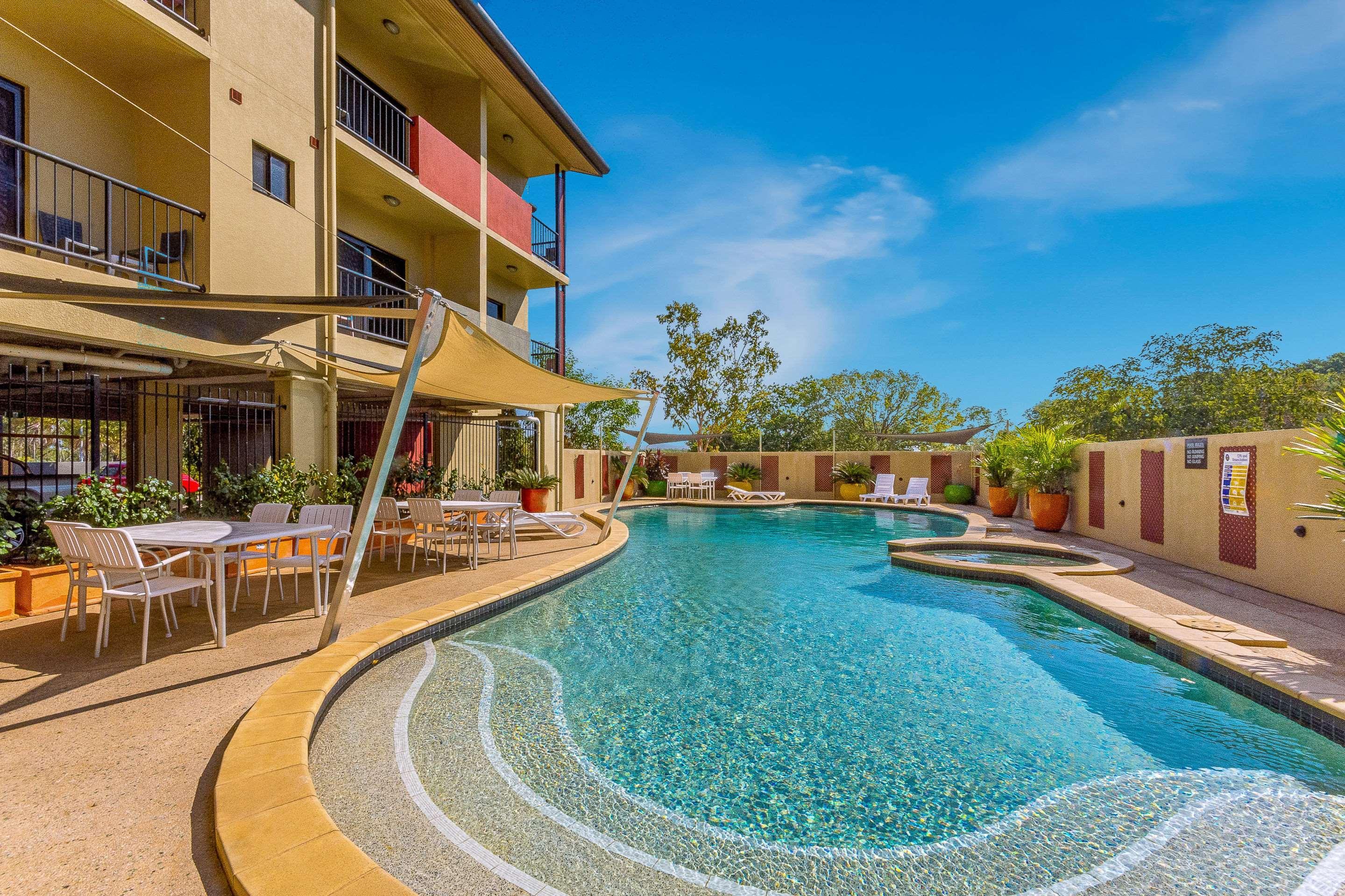 Quality Hotel Darwin Airport Exteriör bild The pool at the Mantra on the Lake
