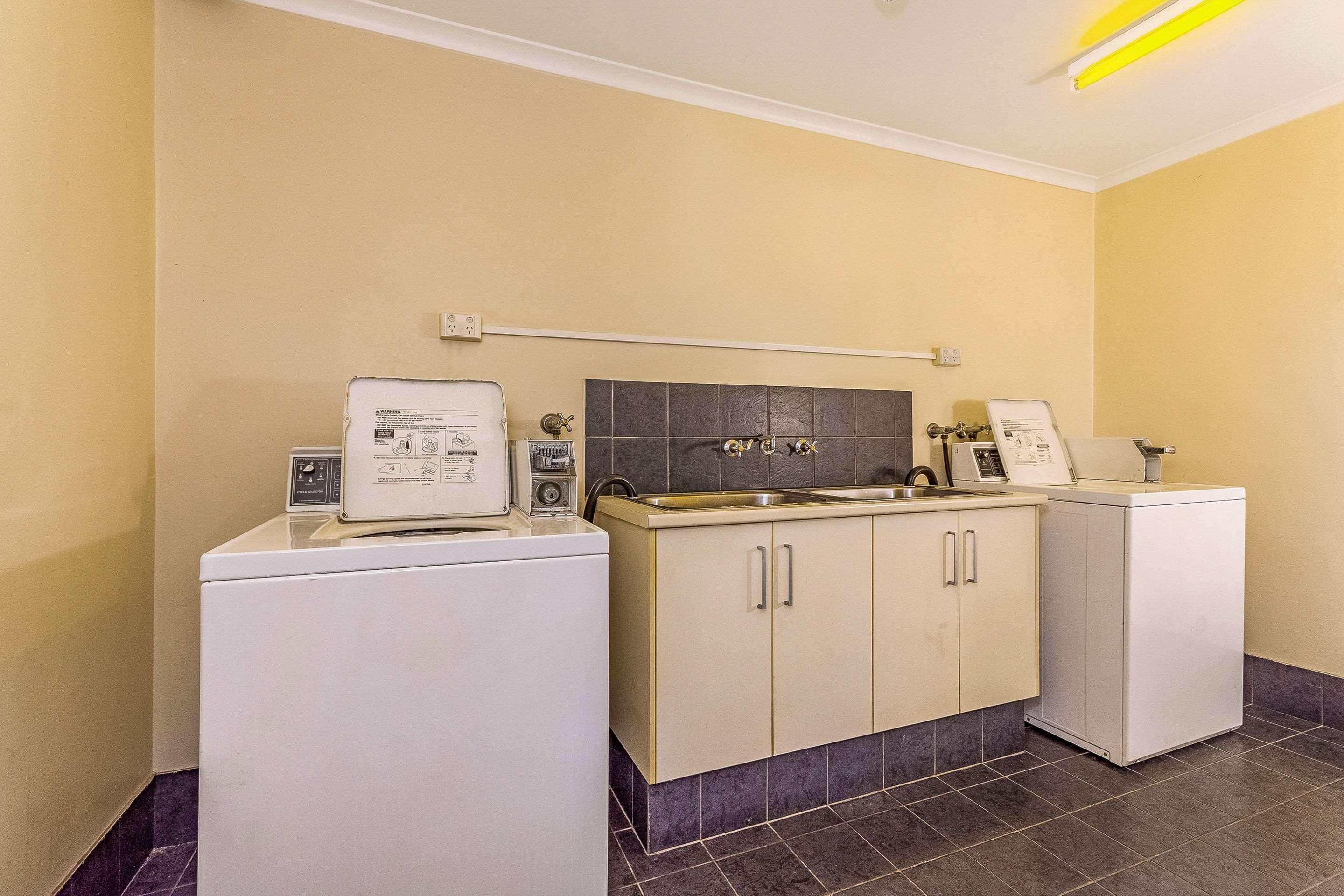 Quality Hotel Darwin Airport Exteriör bild Laundry facilities at the motel