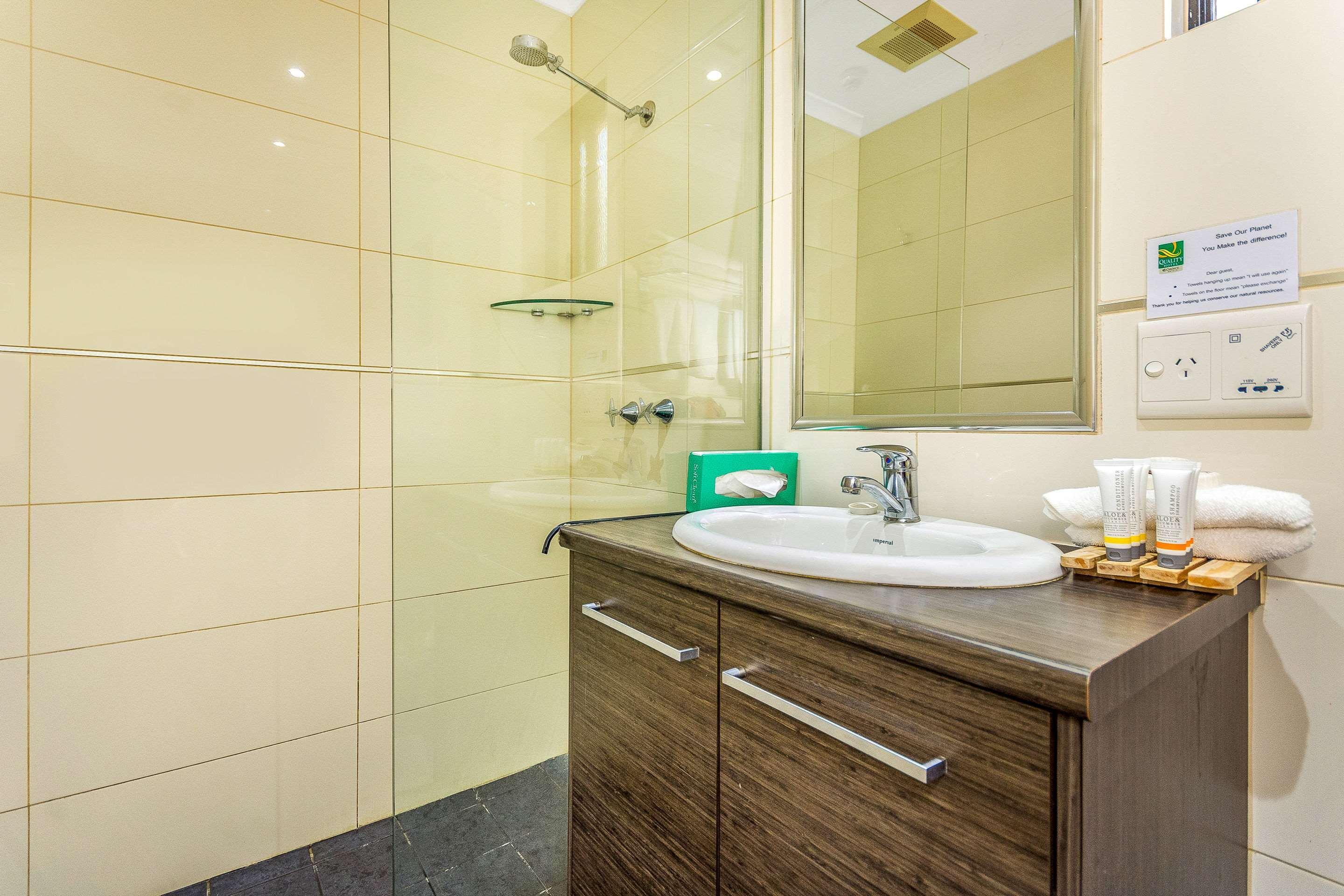 Quality Hotel Darwin Airport Exteriör bild A bathroom in a hotel