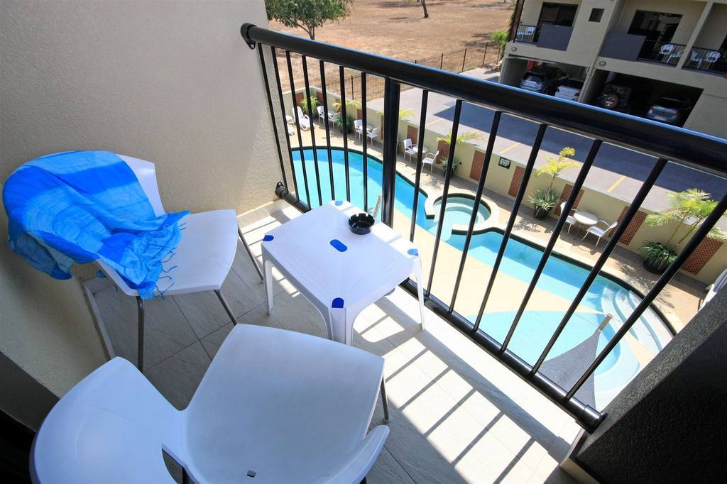 Quality Hotel Darwin Airport Rum bild Balcony with pool view