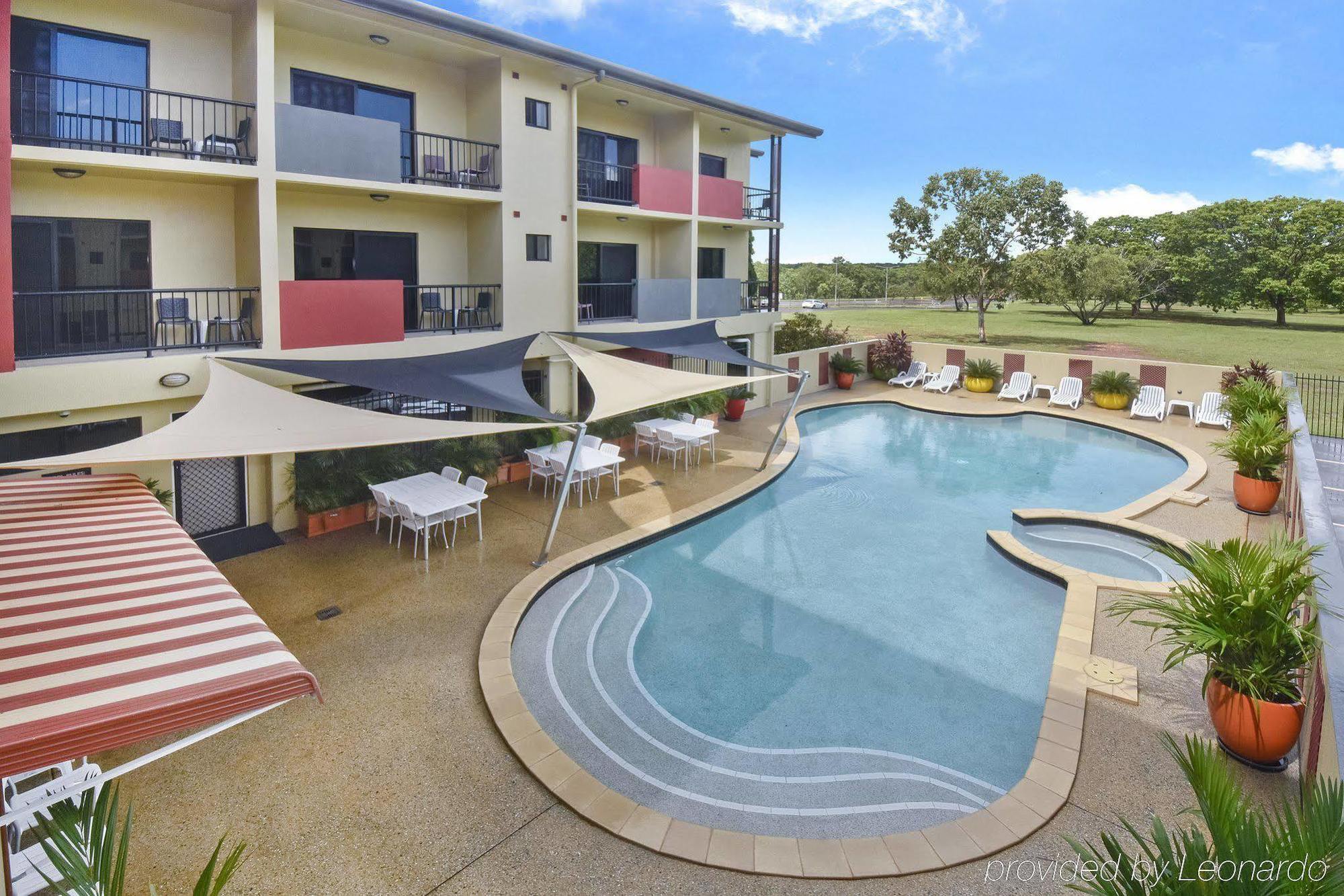 Quality Hotel Darwin Airport Exteriör bild The pool at the hotel